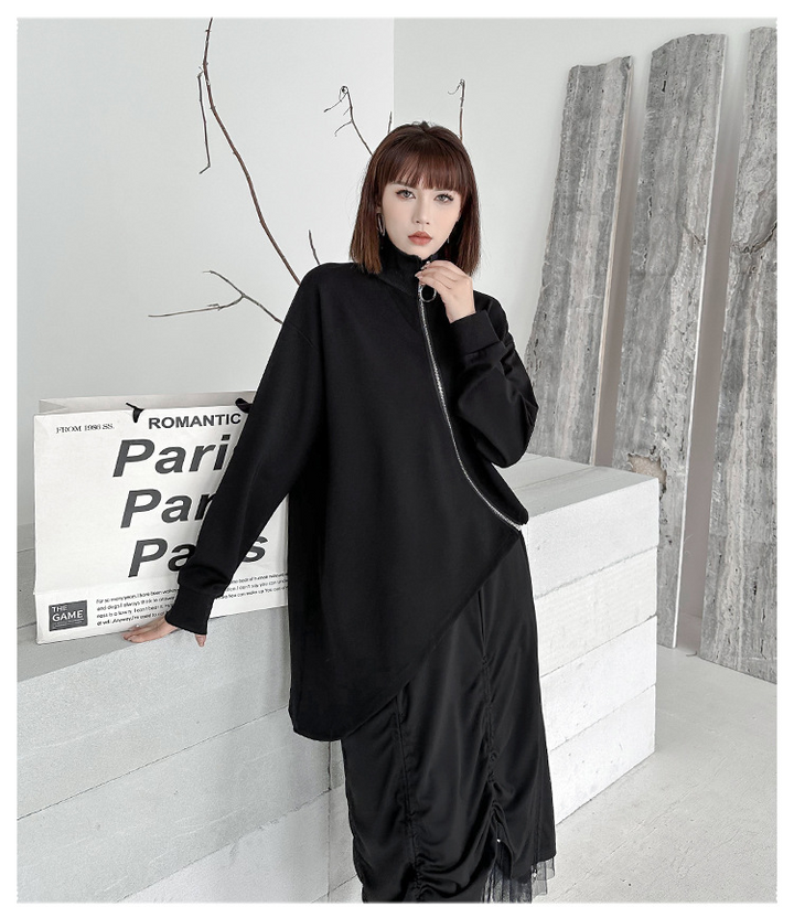 Diagonal zipper high neck t-shirt