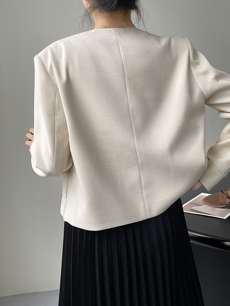 Simple collarless style jacket