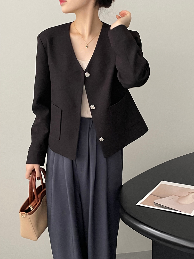 Simple collarless style jacket